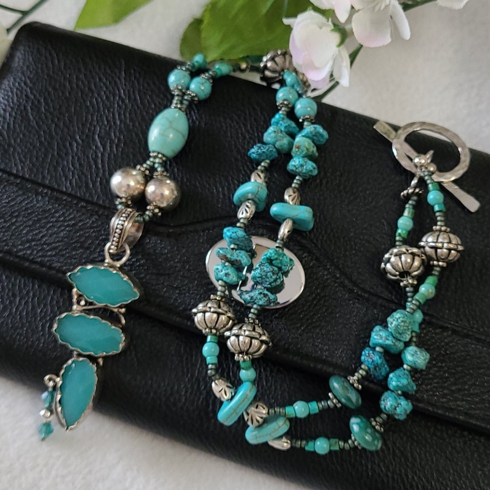 Turquoise Color Handcrafted Necklace Unique Design Stone Beads Silvertone Toggle